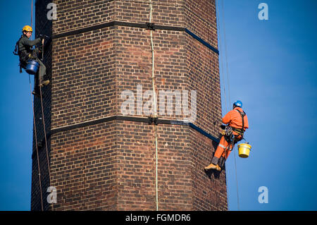 Steeplejack steeplejacks steeple martinetto martinetti lavora in altezza paura delle altezze penzolanti sulle funi Funi salita arrampicata uomo uomini wo Foto Stock