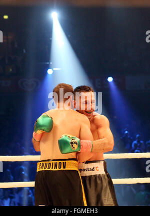 Oberhausen, Germania. Xx Febbraio 2016. Feder Chudinov (Russia, l) in azione contro Felix Sturm (Germania, r) durante il Super Middleweight lotta al WBA Super Coppa del Mondo a Oberhausen, Germania, 20 febbraio 2016. Felix Sturm vince torna il Super Middleweight titolo di campione del mondo. Foto: Roland Weihrauch/dpa/Alamy Live News Foto Stock