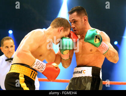 Oberhausen, Germania. Xx Febbraio 2016. Feder Chudinov (Russia, l) in azione contro Felix Sturm (Germania, r) durante il Super Middleweight lotta al WBA Super Coppa del Mondo a Oberhausen, Germania, 20 febbraio 2016. Felix Sturm vince torna il Super Middleweight titolo di campione del mondo. Foto: Roland Weihrauch/dpa/Alamy Live News Foto Stock