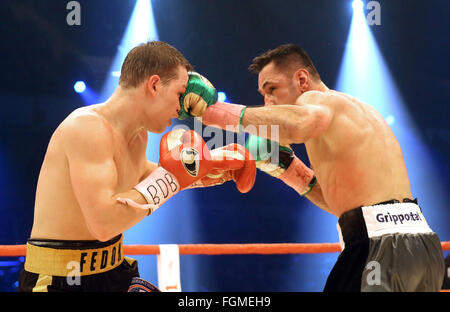 Oberhausen, Germania. Xx Febbraio 2016. Feder Chudinov (Russia, l) in azione contro Felix Sturm (Germania, r) durante il Super Middleweight lotta al WBA Super Coppa del Mondo a Oberhausen, Germania, 20 febbraio 2016. Felix Sturm vince torna il Super Middleweight titolo di campione del mondo. Foto: Roland Weihrauch/dpa/Alamy Live News Foto Stock