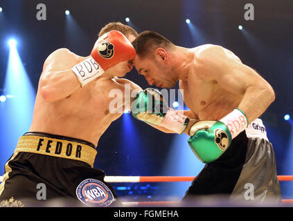 Oberhausen, Germania. Xx Febbraio 2016. Feder Chudinov (Russia, l) in azione contro Felix Sturm (Germania, r) durante il Super Middleweight lotta al WBA Super Coppa del Mondo a Oberhausen, Germania, 20 febbraio 2016. Felix Sturm vince torna il Super Middleweight titolo di campione del mondo. Foto: Roland Weihrauch/dpa/Alamy Live News Foto Stock