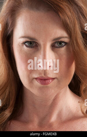 Attraente donna matura staring Foto Stock