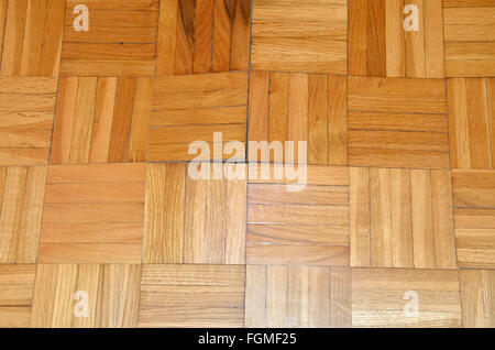 Inizio della distruzione sul pavimento. Parquet inizia a sollevarsi sotto l'influenza di umidità o di acqua. Foto Stock