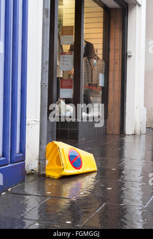 Rifiuti su high street in Paisley, 26/01/2016 Foto Stock