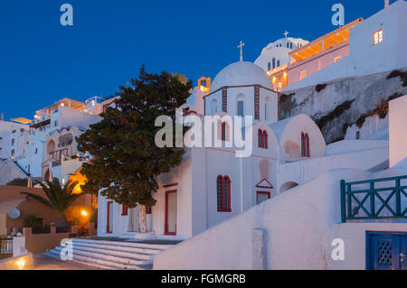 Vista notturna alla chiesa di San Giovanni Evangelista da Fira, Santorini, Grecia Foto Stock