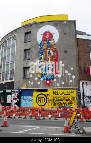 Lavori stradali e donna giapponese street arte murale in Shoreditch Londra Inghilterra KATHY DEWITT Foto Stock