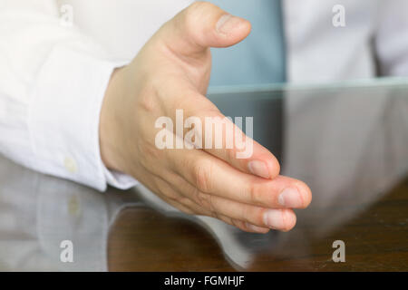Imprenditore che si estende la mano per agitare Foto Stock