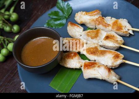 Pollo alla griglia su spiedini con salsa piccante Foto Stock