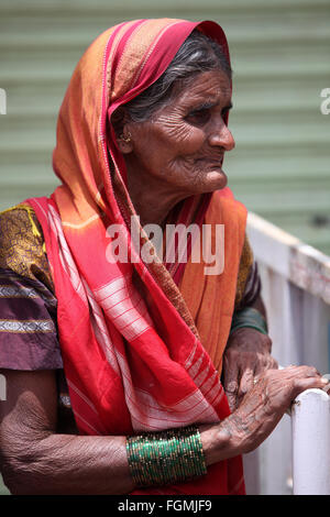 Pune, India - 11 Luglio 2015: Un ritratto di una vecchia donna indiana che è un pellegrino indù, durante il famoso Wari pilgrimmage in Ind Foto Stock