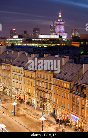 Città di Varsavia in Polonia da notte, Krakowskie Przedmiescie street con la sua storica tenement case Foto Stock