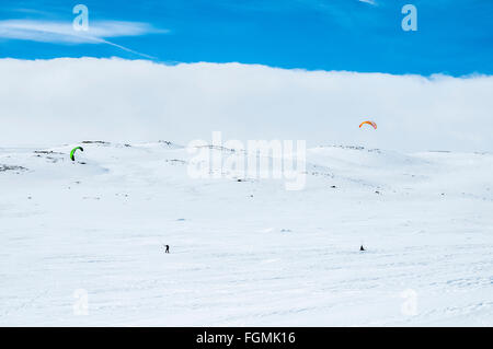 Kitesurfer, lago ghiacciato Örteren, inverno, Hardangervidda, ca. 30 km a ovest di Geilo, Buskerud, Norvegia Foto Stock