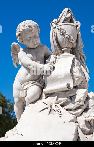 Statua scultura sulla tomba al cimitero di Colon, Havana, Cuba, West Indies, dei Caraibi e America centrale Foto Stock