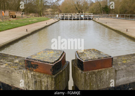 Teston Lock e Weir con lockgates chiuso pronto a ricevere una barca per andare a valle Foto Stock