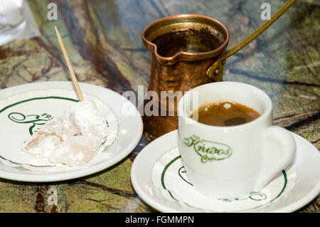 Griechenland, Kreta, Chania, türkischer Kaffee im Parkcafe Knidos im Stadtpark. Foto Stock