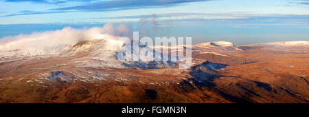 Snow capped Fawr della ventola e la ventola Dringarth, Fforest Fawr, Brecon Beacons, POWYS, GALLES. Foto Stock