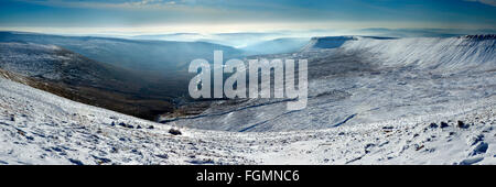 Un inverno panoramica vista sud est verso la parte superiore del serbatoio Neuadd da appena sotto il mais Du, Brecon Beacons, POWYS, GALLES. Foto Stock