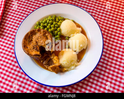 Nella Guerra Mondiale 2 a tema torta tradizionale e Mash Shop in Saltburn dal mare, North Yorkshire una bistecca e Ale torta di patate Piselli Foto Stock