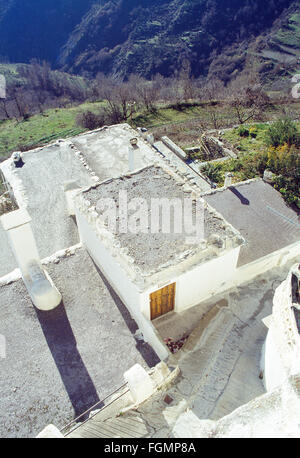 Architettura tradizionale: tetti terrazzati a Las Alpujarras. Capileira, provincia di Granada, Andalusia. Foto Stock