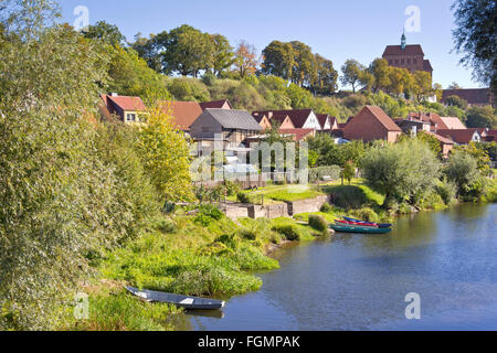 Bella vista e il paesaggio di Havelberg (Germania, Sassonia-Anhalt) con giardini e la città medievale. Foto Stock