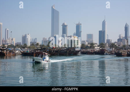 Piccola barca lasciando un porto di Kuwait City Foto Stock