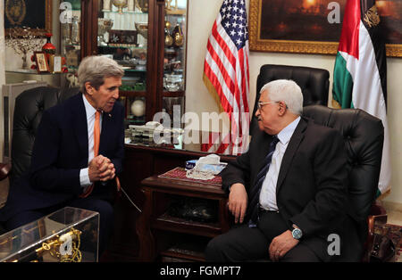 Amman, Giordania. Il 21 febbraio, 2016. Stati Uniti Il segretario di Stato John Kerry incontra il presidente palestinese Mahmud Abbas (R) all'ambasciatore palestinese ha la residenza in Amman, Giordania, Feb 21, 2016. © EPA/piscina/JAMAL NASRALLAH/Xinhua/Alamy Live News Foto Stock