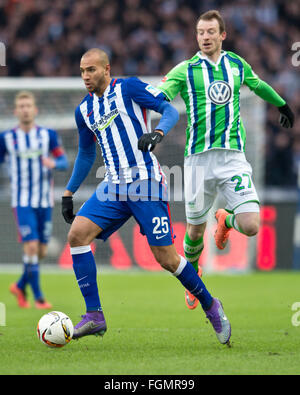 Hertha John Anthony Brooks e Wolfsburg è Massimiliano Arnold (r) in azione durante la Bundesliga partita di calcio tra Hertha BSC e VfL Wolfsburg in Olympia Stadium di Berlino, Germania, 20 febbraio 2016. Foto: Annegret Hilse/dpa Foto Stock