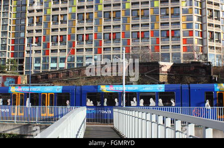 Un Supertram di Sheffield passa da rigenerato appartamenti sulla collina del parco immobiliare di alloggiamento a Sheffield, in Inghilterra, Regno Unito Foto Stock