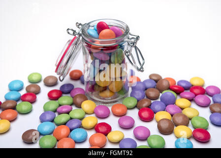 Un vaso di vetro pieno di cioccolato rivestiti Smarties Foto Stock