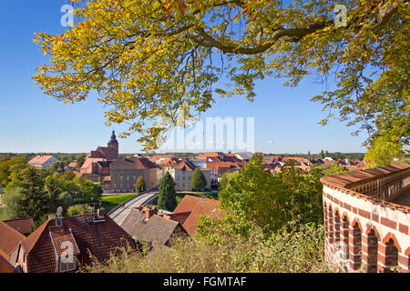 Bella vista e il paesaggio di Havelberg (Germania, Sassonia-Anhalt) con giardini e la città medievale. Foto Stock