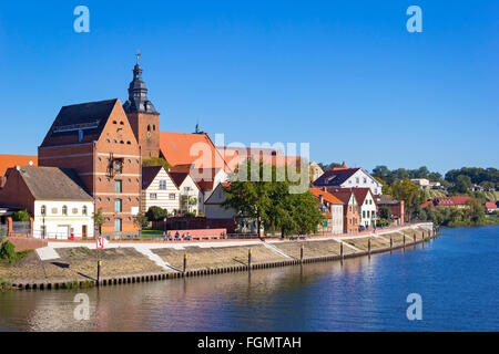 Paesaggio di Havelberg con il fiume Havel. Havelberg è una città nel distretto di Stendal, in Sassonia-Anhalt, Germania. Foto Stock