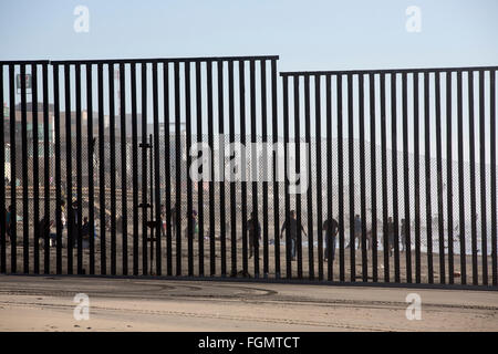 Vista dal lato americano della US / Tijuana, Messico recinzione di confine vicino a San Ysidro, California Foto Stock