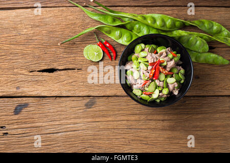 Cibo tailandese cotta Parkia speciosa bean con pasta di gamberetti e carne di maiale in tampone di chiamata Sa tor Ka pi Moo Foto Stock