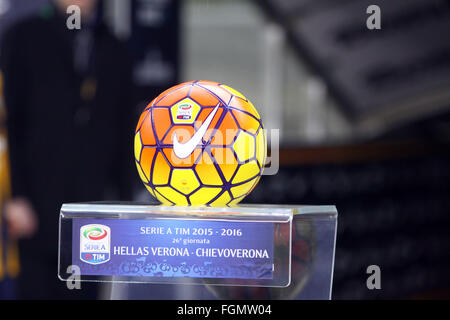 Verona, Italia. Xx Febbraio 2016. La Palla ufficiale del Campionato Italiano di una partita di calcio tra Hellas Verona FC V AC Chievo Verona . Il Campionato Italiano di una partita di calcio tra Hellas Verona FC V AC Chievo Verona, Punteggio finale 3-1, obiettivi per Verona da Toni, Pazzini e Ionita, per il Chievo da Pellissier presso lo Stadio Bentegodi di Verona. © Andrea Spinelli/Pacific Press/Alamy Live News Foto Stock