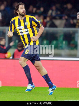 Verona, Italia. Xx Febbraio 2016. durante il campionato italiano di una partita di calcio tra Hellas Verona FC V AC Chievo Verona . Il Campionato Italiano di una partita di calcio tra Hellas Verona FC V AC Chievo Verona, Punteggio finale 3-1, obiettivi per Verona da Toni, Pazzini e Ionita, per il Chievo da Pellissier presso lo Stadio Bentegodi di Verona. © Andrea Spinelli/Pacific Press/Alamy Live News Foto Stock