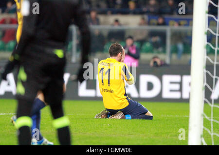 Verona, Italia. Xx Febbraio 2016. durante il campionato italiano di una partita di calcio tra Hellas Verona FC V AC Chievo Verona . Il Campionato Italiano di una partita di calcio tra Hellas Verona FC V AC Chievo Verona, Punteggio finale 3-1, obiettivi per Verona da Toni, Pazzini e Ionita, per il Chievo da Pellissier presso lo Stadio Bentegodi di Verona. © Andrea Spinelli/Pacific Press/Alamy Live News Foto Stock