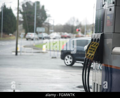 Un segno "spiacente fuori uso" visualizzato su pompe di carburante. Foto Stock