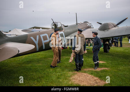 RAF re-enactors stand con un restaurato Bristol Blenheim Bomber MkI a Goodwood 2015 Foto Stock