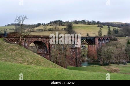 Il Waterside in disuso viadotto ferroviario sul fiume Lune, vicino a York, Cumbria, parte della vecchia Ingleton linea ferroviaria. Foto Stock