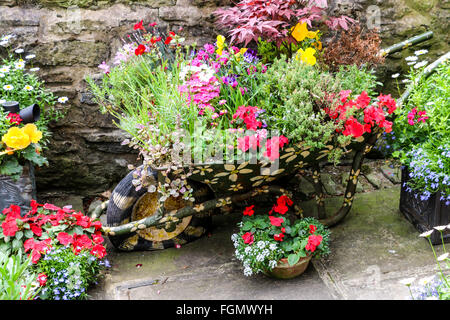 Carriola riempito di fiori, Grassington, Yorkshire Dales, Inghilterra Foto Stock