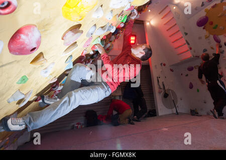 Fort William, Scotland, Regno Unito. Il 21 febbraio, 2016. Ben noto e renowened scalatore locale Dave Macleod insegna una lezione di arrampicata nel proprio garage convertito parete di arrampicata. Credito: Kenny Ferguson/Alamy Live News Foto Stock