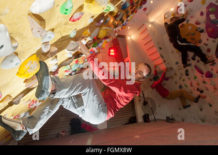 Fort William, Scotland, Regno Unito. Il 21 febbraio, 2016. Ben noto e renowened scalatore locale Dave Macleod insegna una lezione di arrampicata nel proprio garage convertito parete di arrampicata. Credito: Kenny Ferguson/Alamy Live News Foto Stock