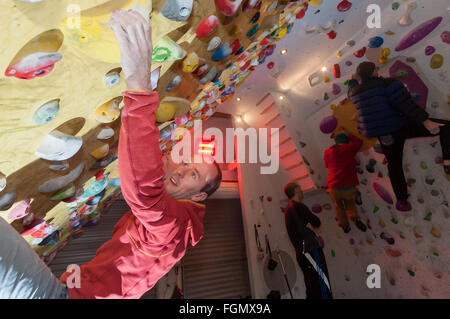 Fort William, Scotland, Regno Unito. Il 21 febbraio, 2016. Ben noto e renowened scalatore locale Dave Macleod insegna una lezione di arrampicata nel proprio garage convertito parete di arrampicata. Credito: Kenny Ferguson/Alamy Live News Foto Stock