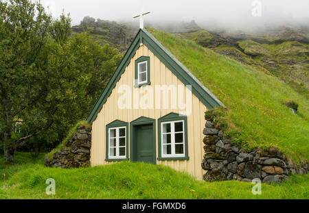 Islanda Hofskirkja chiesa gialla turf erba nel comune di Hof in Sud Islanda 1884 l'ultimo turf chiesa in Islanda Foto Stock