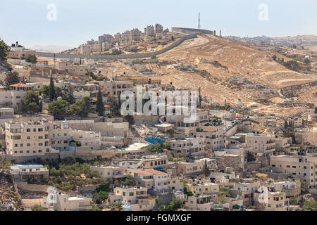 Silwan di vicinato e la parete di separazione su sfondo in Israele. Foto Stock