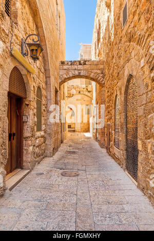 Strada stretta tra i tipici lapidato case del quartiere ebraico nella città vecchia di Gerusalemme, Israele. Foto Stock