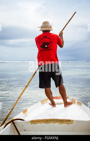 Un ex imprenditore di incollamento turisti in mare su una escursione di snorkeling, villaggio Jungutbatu, Nusa Lembongan, Bali, Indonesia. Foto Stock