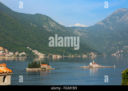 Perast, Montenegro. Baia di Kotor. L'isola di San Giorgio (sinistra) e la Madonna della Roccia (a destra). Foto Stock