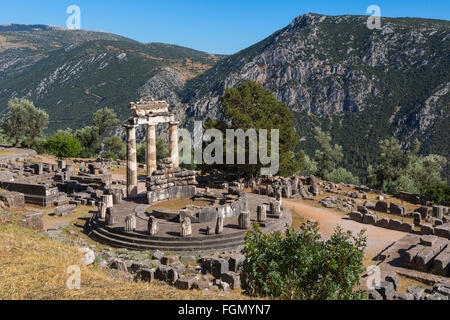 Delphi, Phocis, Grecia. La tholos, risalenti al periodo intorno al 380-360 A.C. accanto al Santuario di Athena Pronaia. Foto Stock