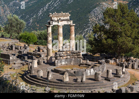 Delphi, Phocis, Grecia. La tholos, risalenti al periodo intorno al 380-360 A.C. accanto al Santuario di Athena Pronaia. Foto Stock