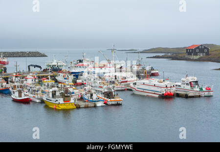 Islanda Djupivogur villaggio di pescatori di Marina con colorate barche da pesca in porto nell'Islanda Orientale Foto Stock